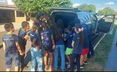 Imagem da notícia Escola de Figueirão recebe visita especial da PMMS por meio do PROERD  